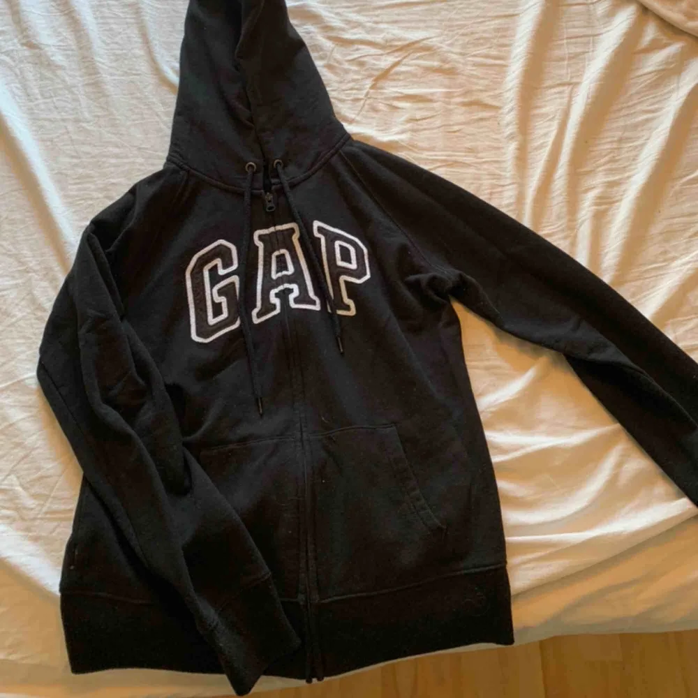 En svart hoodie med luva från gap. Tröjor & Koftor.