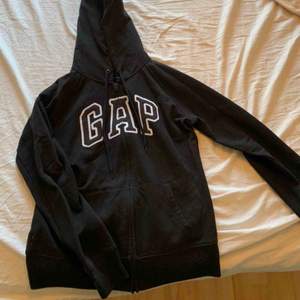 En svart hoodie med luva från gap