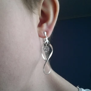 Söta örhängen - Snygga och stilrena clip-on örhängen. Frakt ingår i priset!  OBS: De är till för personer utan hål i öronen. Frakt står köpare för!