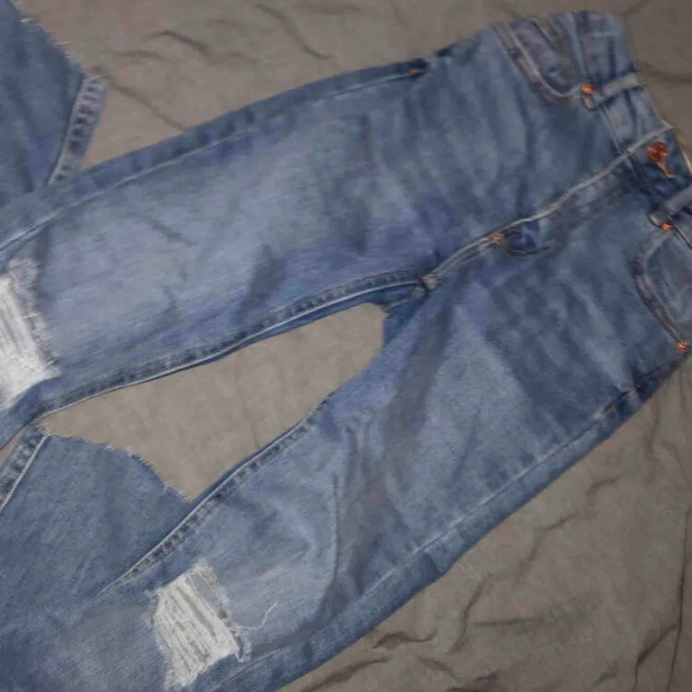 Nya och oanvända jeans från Gina tricot! Sitter tajt, längst nere vid benet sitter dom lite lösare med en avklippt effekt! Jag har aldrig använt dom då dom är för små för mig. Dom är högmidjade. Hör av er🥰. Jeans & Byxor.