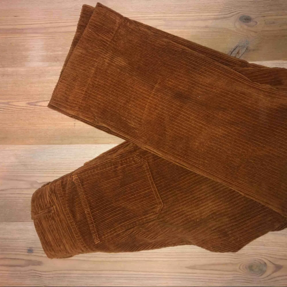 Härliga Raka bruna Manchesterbyxor som inte längre kommer till användning.   Köparen står för frakt :) . Jeans & Byxor.