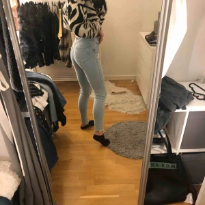  - Helt nya skinny jeans från bikbok. Högmidjade och stretchiga. Säljer då de tyvärr aldrig blivit använda. Priset kan diskuteras vid snabb affär. 