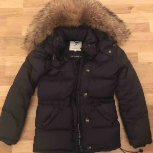 Jacka - Original pris 5999  Pälsen går inte att ta bort eftersom jag sytt fast den.  Funkar om man är storlek XS , ett litet jätte litet hål där bak som knappast syns 