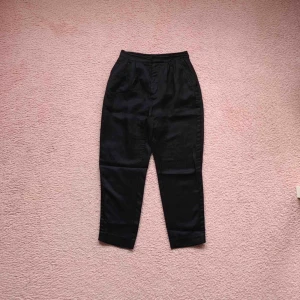  - High waist, ankle kostymbyxa i viskos material. Använd 1 gång, i väldigt bra skick! Frakt tillkommer 