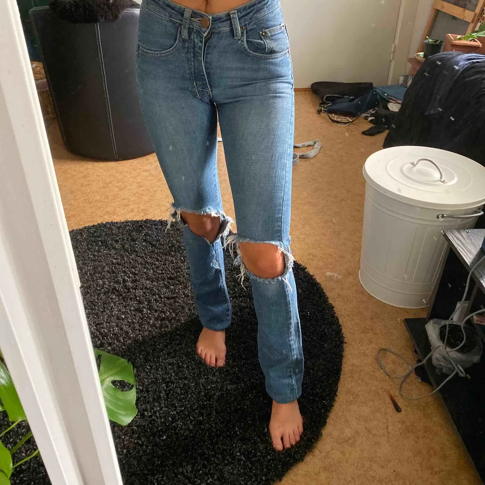 Lollobrigida jeans som är något utsvängda i benen. Säljer då de tyvärr är för små för mig:(. Jag har strl 36 i jeans i vanliga fall och dessa är något försmå, frakt tillkommer💓. Jeans & Byxor.