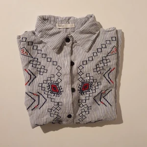  - Blus är köpt i Korea, väldigt fin skick