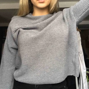  - Superfin tröja nu till hösten, använd fåtal gånger men används inte längre och den är för fin för att bara hänga i garderoben!😩 Tveka inte att fråga om du har frågor!❤️