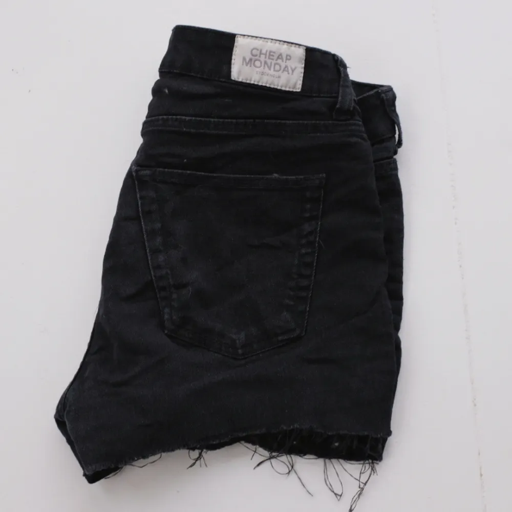 Svarta jeansshorts från Cheap Monday i avklippt modell. Sköna och stretchiga. Bara provade, så dom är i toppen skick! Köparen står för frakten 🌠. Shorts.