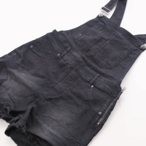  - Supersköna hängeselshorts i jeans från Cheap Monday. Ficka farm på bröstet + bakfickor, av klippt modell. Stretchiga. Sitter snyggt och skönt. Använda nån enstaka gång, dom är som nya. Köparen står för frakten 🌠