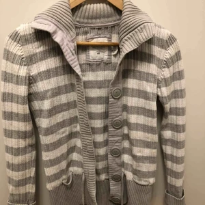 Kofta - Jätte skön, mysig, stickad kofta från H&M i storlek M men funkar för mig som är S