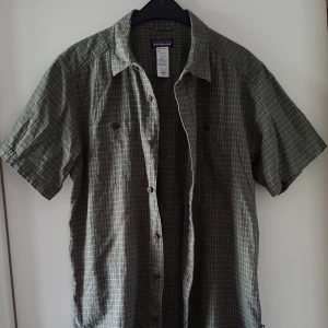  - Vintage Patagonia skjorta i storlek M. I fint skick. Fraktkostnad blir 56kr.