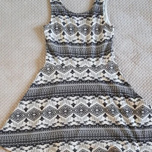  - Klänning som sitter jättefint, använd 1 gång Köparen betalar frakt