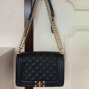  - Svart mellanstor axelväska. Aldrig använd!  Frakt inräknat!!✨ (Dock har det skrapats upp lite, pga att man vrider om för att öppna. Men syns knappast)