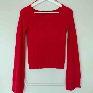  - Fin långärmad tröja, med vida armar i en hallonröd färg. Använt 2 gånger, i väldigt bra skick! Frakt tillkommer 