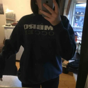  - Stor mörkblå sweatshirt. I andvänt skick och ganska sliten i ena ärmen