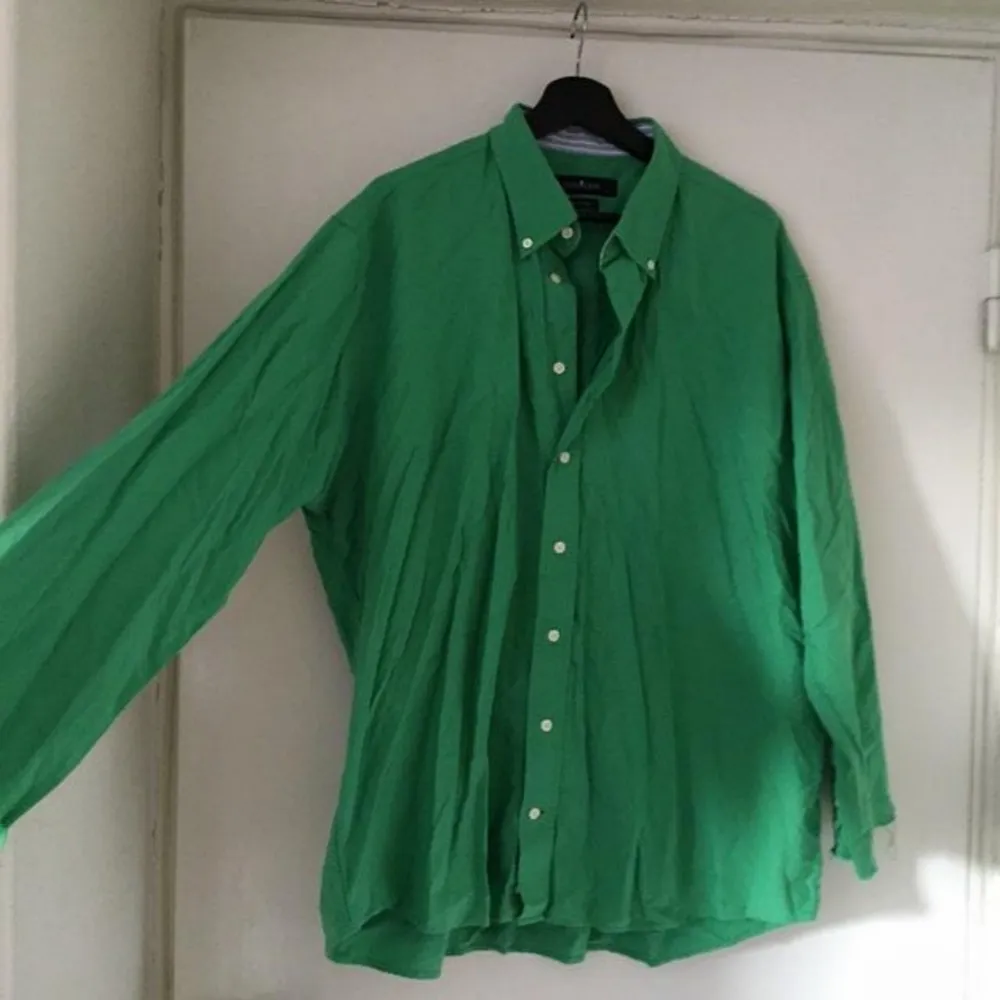 Säljer denna gröna skjortan! Skitsnygg att ha öppen över ett linne eller som den är ❤. Skjortor.