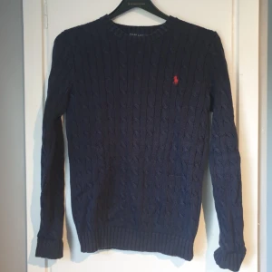  - En stickad tröja.