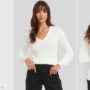 Nakd  - Vit stickad ”Deep front V-neck Knitted sweater” 
