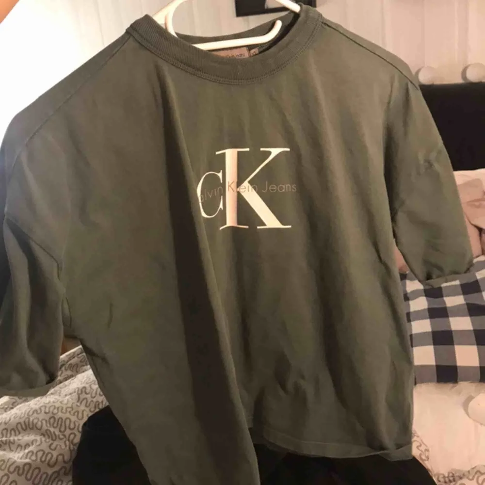 Calvin Klein t shirt i en superfin ljus mossgrön färg! Inte mycket använd, superfint skick.. T-shirts.