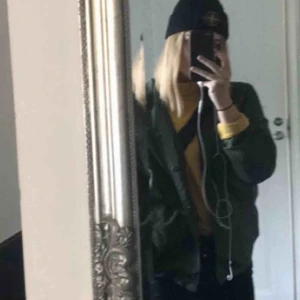  - Snygg grön vindjacka från alpha industries, köptes på Nelly men finns inte kvar nypris låg på cirka 900/1200kr.   STÅR FÖR FRAKTEN💗🌸🤜🏼💞🙏🏻