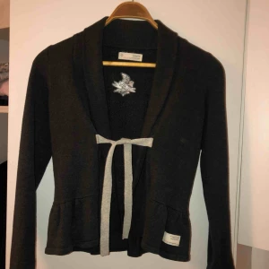  - Helt oanvänd kofta från Odd-Molly. Mörkgrå med ljusgrå band. Storleken är 0 vilket motsvarar XXS-XS