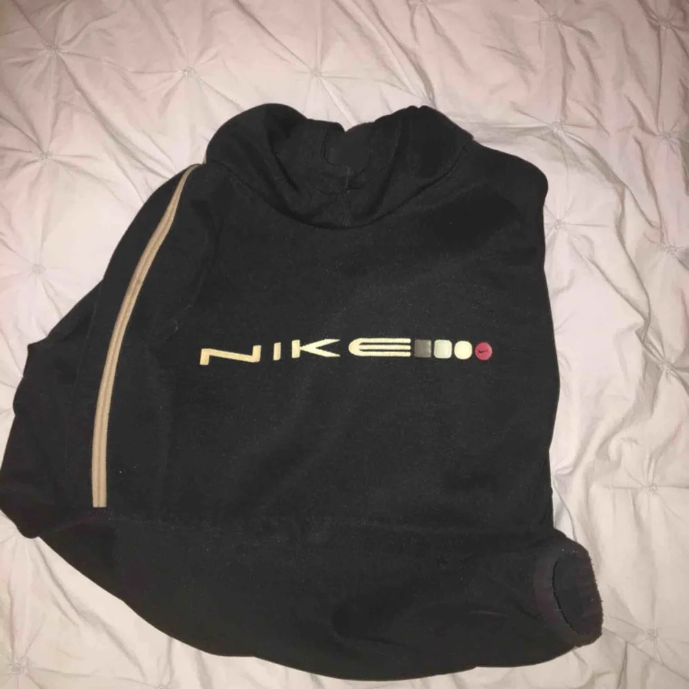 najs nike hoodie från 90-talet 🥰 (träningsmaterial typ). Hoodies.