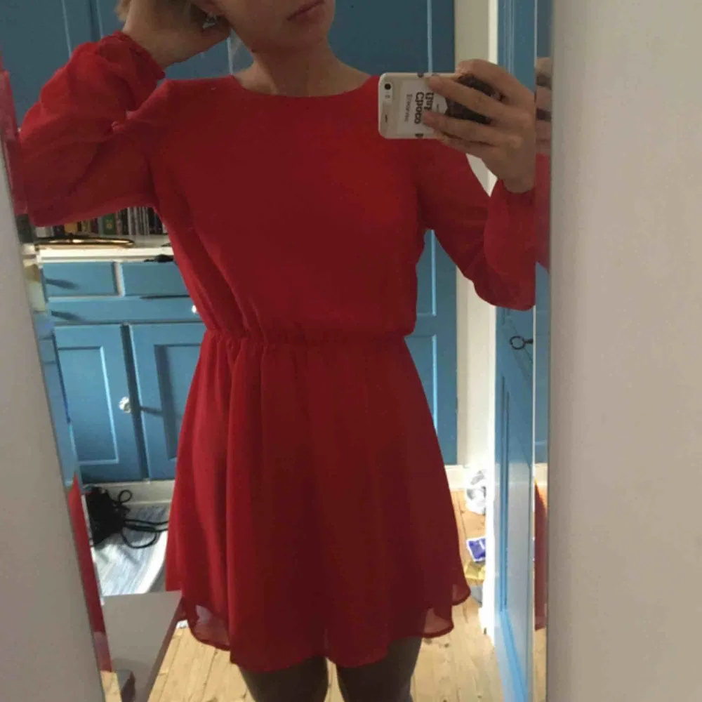 Röd klänning från bikbok! Använd en gång, säljes pga för liten. Färgen på klänningen är som första bilden. . Klänningar.