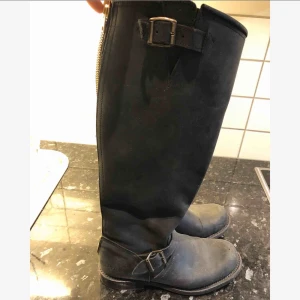  - Fina höga Primeboots med guldig dragkedja. 