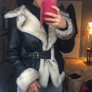  - VÄRLDENS SNYGGASTE JACKA! Köpt i paris för 1300kr. Säljer för 350 INKLUSIVE frakt. Pris kan diskuteras vid snabb affär. 