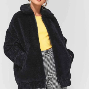  - Svart Teddy jacka köpt på urban outfitters, modellen på bilden har XS så den sitter lite oversized vilket är skitsnyggt! Använd ca 2 gånger så jätte fint skick! Frakt på 100kr tillkommer! ❣️