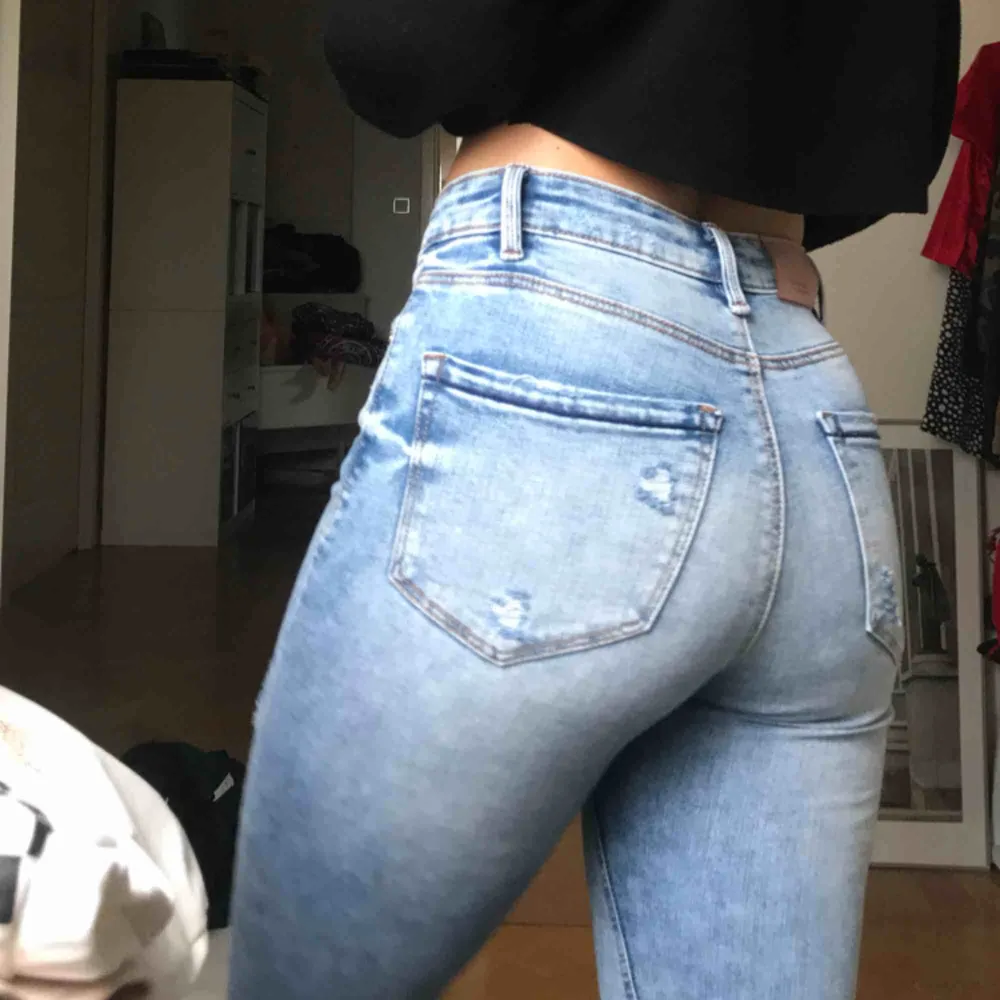 Balla jeans från stradivarius😇 Sitter väldigt väldigt snyggt på och jag har bara använt dem en gång! Frakt tillkommer😁. Jeans & Byxor.