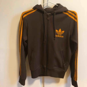  - Vintage Adidas originals huvtröja i brun/orange. Jättebra skick. Säljer pga använder ej 