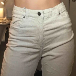  - Ett par asballa beige-vita manchesterbyxor från Monki. Köpta i somras men endast använda ca 1 gång, frakt tillkommer!💓🥰