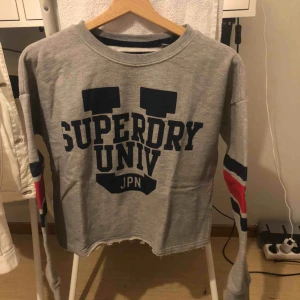  - En sweatshirt från superdyr. Köpt för 500kr o säljer för 180kr. Jättebra skick. Köparen står för frakt. 
