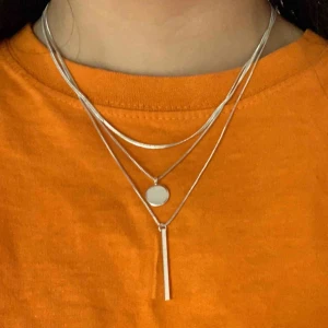  - Fint halsband som går att både göra kortare och längre beroende på hur man vill att det ska sitta :) hör av dig för mer info 