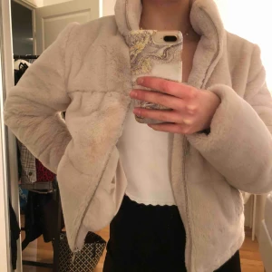  - Mysig och fin lurvig puff jacka, den är varm och gosig, passar perfekt nu till vintern 💗🥰