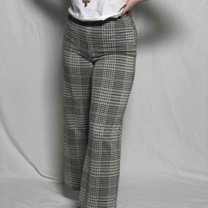  - Jättesköna och snygga byxor!! Möts upp i Malmö annars betalar köparen frakt. Frakt: 80kr Modell längd: 1.75