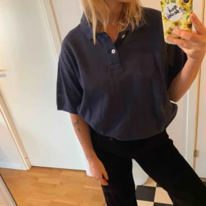  - Jättesnygg piké köpt på second hand, aldrig använd av mig. Står att storleken är XXL men tycker den passar mer en M! Frakt ingår!!!:) 