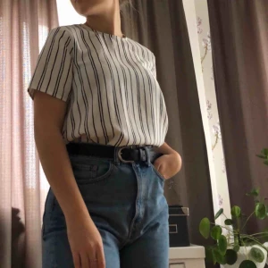  - Fin blus i T-Shirtmodell. Kritstecksmönstrad. Supersnygg, men är lite för tajt över axlarna för mig som oftast har strl M