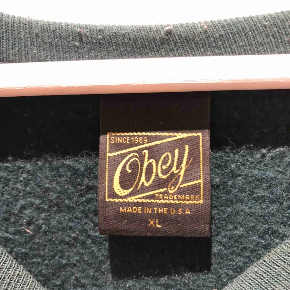 Gucci inspirerad Obey crewneck Size XL, ganska använd . Hoodies.