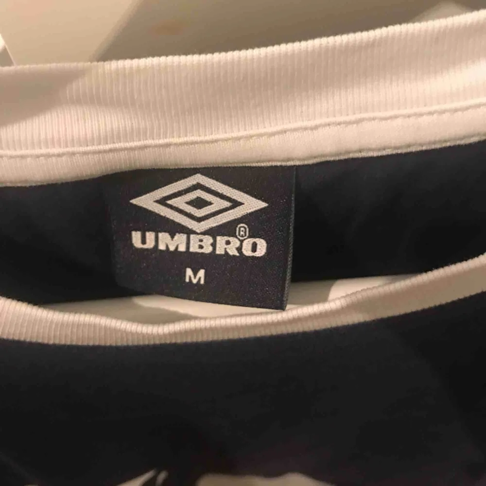 T-shirt från Umbro, sitter ganska löst och är lite längre för en XS/S. Använd max en gång. Kan skicka fler bilder på hur den sitter om intresset finns . T-shirts.