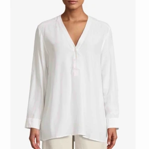  - V-neck popover blouse air från Filippa K, nypris 1800 kr men säljs nu på Afound för 899:- och det var där jag köpte den. Aldrig använd, mkt fin blus! Ev. prutbar vid snabb affär.