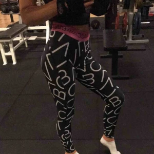  - Snygga träningstights från Blacc. Jätteskönt material och i bra skick. Stretchiga så passar flera storlekar. Formar rumpan snyggt! Frakt tillkommer