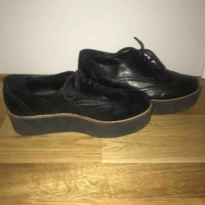  - Skinnskor med plattform och brogue-mönster. Säljer på grund av att de inte var rätt storlek, de är en normal, kanske lite liten 41a.