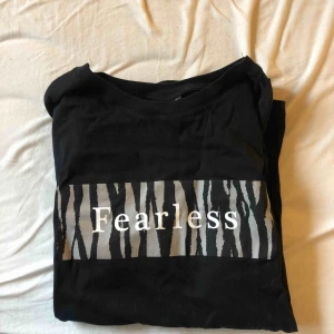  - Jätte fin och skön t-shirt ifrån Gina Tricot! Aldrig använd!!! Därför jag säljer den då den inte kommer till användning! 🦋🖤  Köparen står för frakt!!