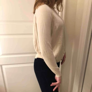  -  Fin beige tröja med dragkedja bak på ryggen, frakt står köparen för