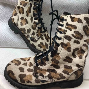  - Häftig känga från Underground England säljes för 500kr eller bud. Sparsamt använda. Nypris 1800kr.  Utsida i skinn med snörning framtill. Insida i syntet. Skafthöjd ca 21 cm. Klackhöjd ca 3 cm. Yttersula i syntet.