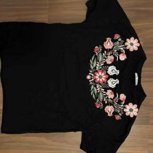  - Supersnygg svart t-shirt med blomtryck från zara! Knappt använd, nypris 250kr  Passar xs-m