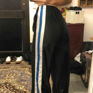  - Snygga lite kortare träningsbyxor, köpte second hand i LA ✨ Står inte storlek men passar mig som oftast har M/38 i byxor 🌼