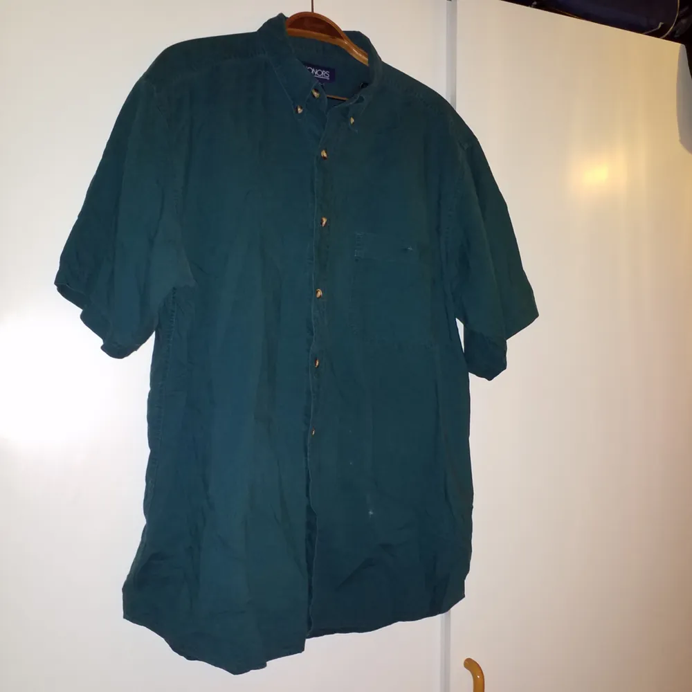 Grön/turkos kortärmad skjorta. Skjortor.